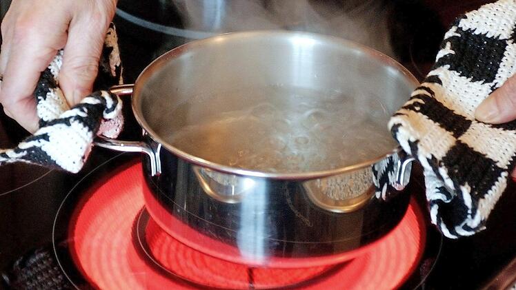 Die Harsdorfer sollen das Trinkwasser vorerst weiter abkochen. Symbolbild: dpa