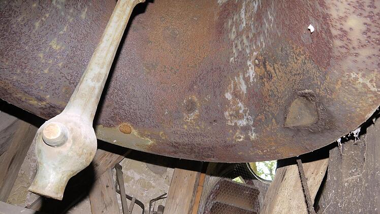 Schon ganz schön verbeult: Die Innenseite der alten Stahlglocken.Berthold Köhler