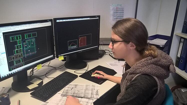 Milena Dillinger bei den  Planungen am Computer