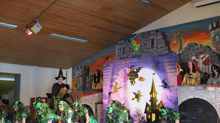Hexen und Zauberer kamen aus Euerdorf. Es sind die "Dancing Kids". Foto: Doris Bauer