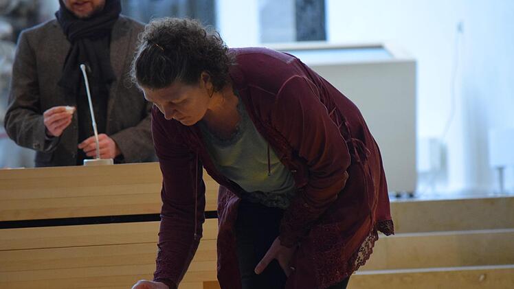Katja Heußel zündet bei der berührenden Kerzenzeremonie an der Osterkerze eine Kerze für Suizidopfer und deren Angehörige an.Daniela Pondelicek