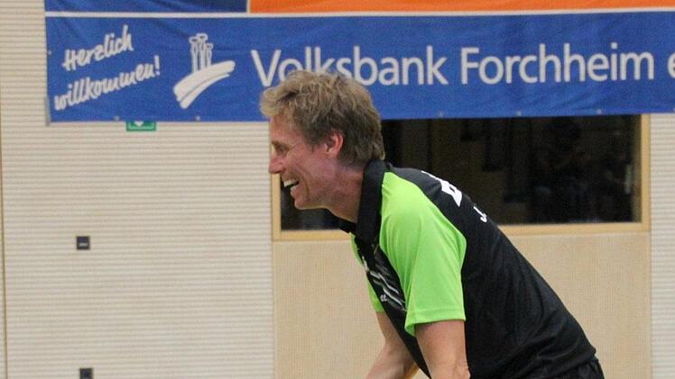 Wenn der Abwehrball des Gegners die Platte zu verfehlen droht, rückt Jörgen Persson diese kurzerhand an die richtige Stelle.