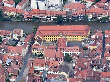 Direkt gegenüber von Klein Venedig: Die JVA-Immobilie (gelbe Fassade in der Mitte) wäre auf dem freien Markt ein Vermögen wert. Die Universität erhofft sich ein Institutsgebäude samt Kulturräumen, die der Öffentlichkeit ebenfalls zur Verfügung stehen sollen. Etwa ein Café - das dann natürlich Café Sandbad heißen soll.  Foto: RonaldRinklef