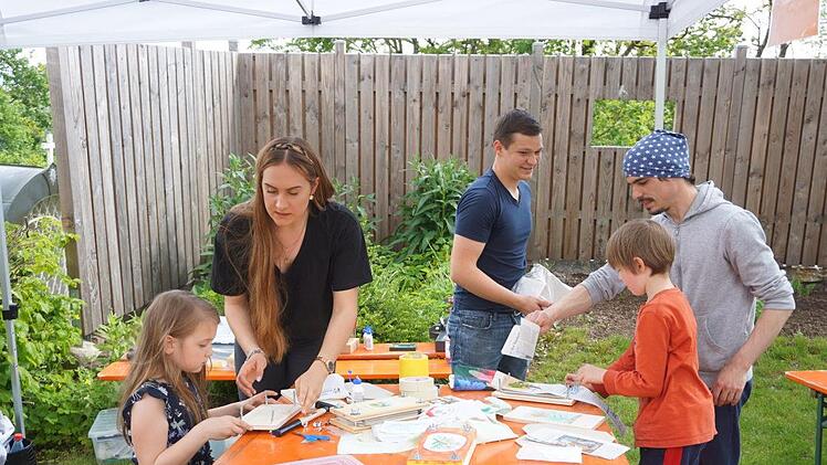 Bastelangebote für Kinder gab es auch. Marion Eckert