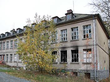 Noch in diesem Monat wird mit dem Abriss der ehemaligen Schuhfabrik Ott am Ortsrand von Presseck begonnen. Der Gemeinderat vergab am Montag hierfür den Auftrag.