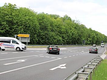 Unfallschwerpunkt Pyramide: Weil es hier immer wieder gekracht hat, wurde die Geschwindigkeit auf 70 Stundenkilometer begrenzt. Das wird inzwischen auch regelmäßig kontrolliert.  Fotos: Thomas Malz