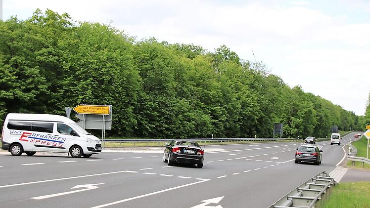 Unfallschwerpunkt Pyramide: Weil es hier immer wieder gekracht hat, wurde die Geschwindigkeit auf 70 Stundenkilometer begrenzt. Das wird inzwischen auch regelmäßig kontrolliert.  Fotos: Thomas Malz