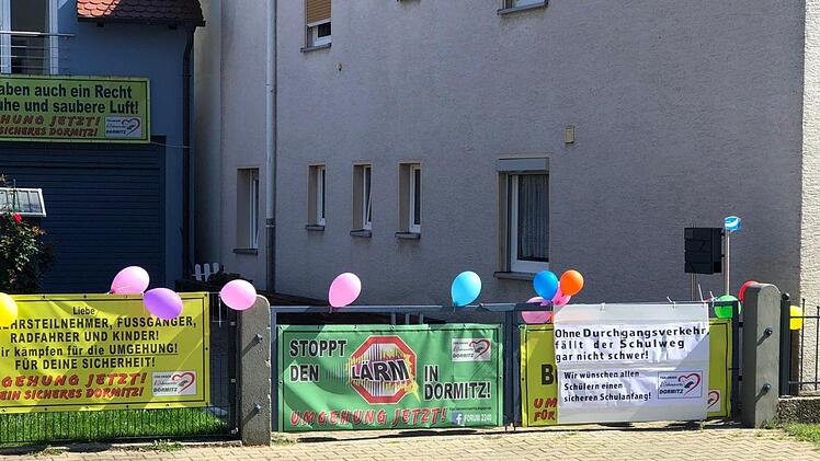 Mit einer Plakataktion verschönerten die "LiDo"-Aktivisten den Schulweg in der zurzeit verkehrlosen Hauptstraße.privat