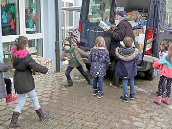 Die Kinder halfen fleißig beim Beladen des Transporters. Fotos: Richard Sänger