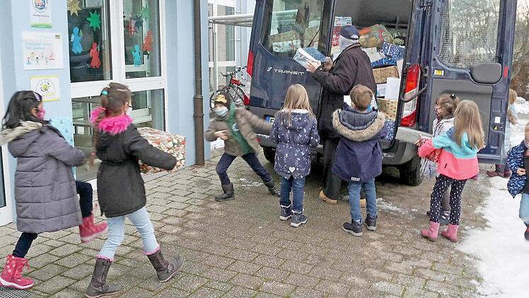 Die Kinder halfen fleißig beim Beladen des Transporters. Fotos: Richard Sänger