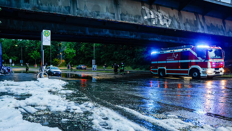 Nürnberg: Massives Hochwasser wegen Unwetter - 300 Einsätze der Feuerwehr