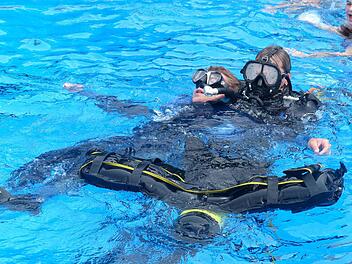 Hautnah konnten die Eltmanner Freibad-Gäste am Samstag die Aktionen der Rettungstaucher verfolgen. Foto: sw