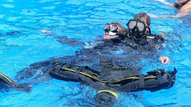 Hautnah konnten die Eltmanner Freibad-Gäste am Samstag die Aktionen der Rettungstaucher verfolgen. Foto: sw