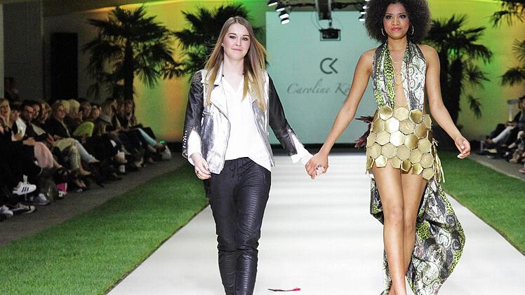 Das Kleid zeigt viel hat und ist unter anderem aus Teilen eines Lederfussball gefertigt. Foto: Jürgen Friedrich