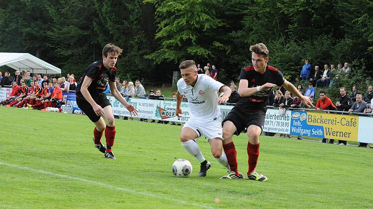 Szene vom Pokalspiel des FC Reichenbach (dunkle Trikots) gegen Kickers Würzburg (0:8).