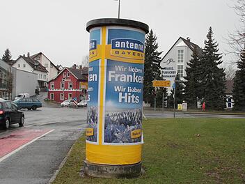 In Kulmbach gibt es mehr Litfaßsäulen als man denkt. Eine steht nahe der Schauer-Kreuzung. Foto: Jürgen Gärtner