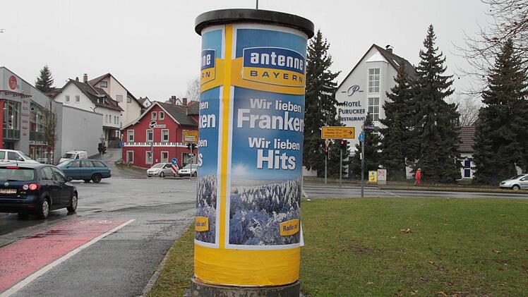 In Kulmbach gibt es mehr Litfaßsäulen als man denkt. Eine steht nahe der Schauer-Kreuzung. Foto: Jürgen Gärtner