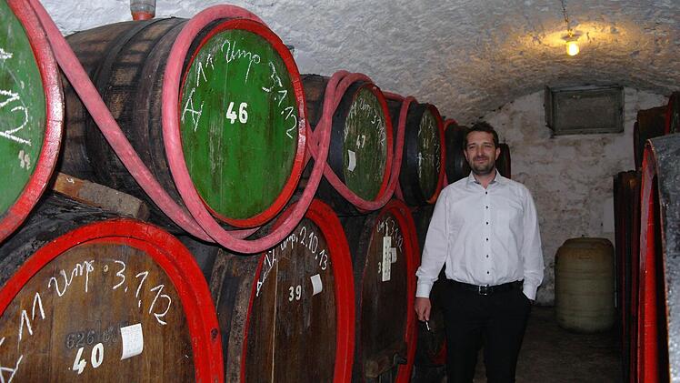 Die Hagebuttenweinfässer kennt Harald Ziegler noch aus seiner Kindheit.  Foto: Stephanie Elm