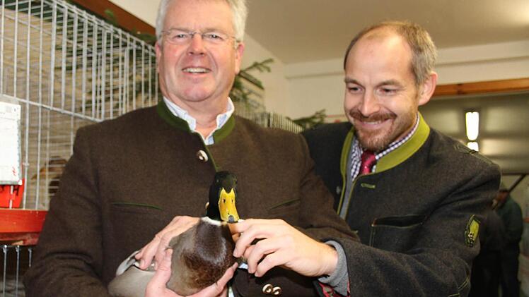 Freiherr Ludwig von Lerchenfeld und stellvertretender Landrat Jörg Kunstmann mit einer Stockente.