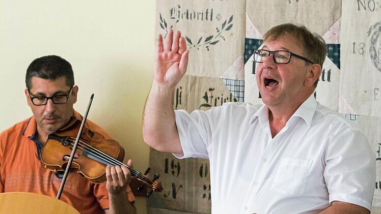 Urs-Michael Theus bei der Probenarbeit in Heldritt Foto: Jochen Berger