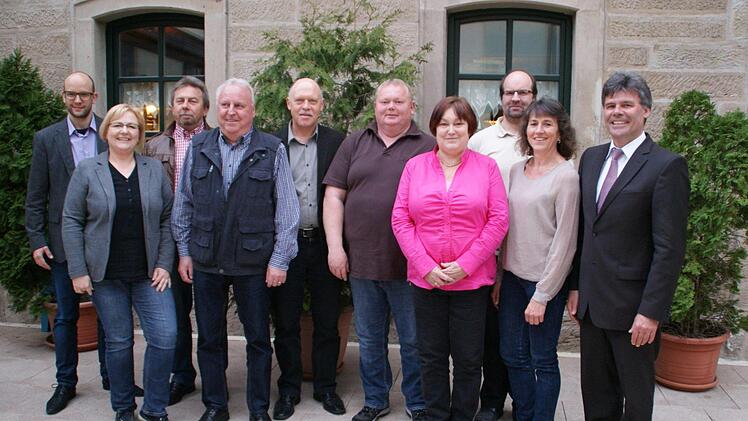 225 Jahre Ehrenamt verbindet die Vorstandsmitglieder, Betreuer, Übungsleiter vom RSV Unterschleichach, SV Neuschleichach und der DJK Kirchaich; von links: Simon Wieland (Gemeindeverwaltung Oberaurach), Sabine Weinbeer, Ottmar Schirm, Heinrich Schlichthorn, Horst Aumüller, Armin Oppelt, Maria Körber, Sascha Vay, Friederike Kraus.