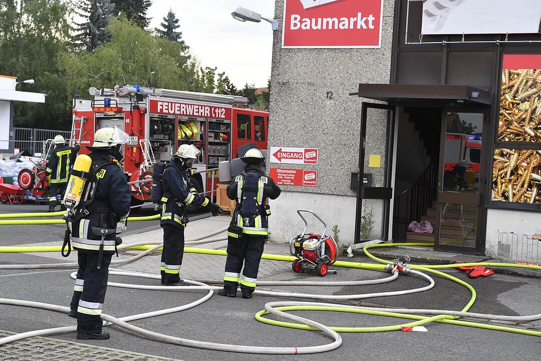 Hallstadt: Hoher Schaden bei Baumarkt-Brand