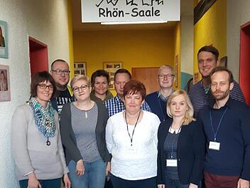 Polnische Lehrer besuchen die Montessori Schule Rhön Saale. Das Bild zeigt von links (vorne)  die Schulleiterin Montessorischule Janine Harnischfeger-Büchs und Schulleiterin der Gesamtschule Radowo, Eva Radowa und hinten rechts Michal Panfil (Pädagoge des Montessoriteams Sandberg).  Eva Pöpperl/ Montessorischule Rhön-Saale
