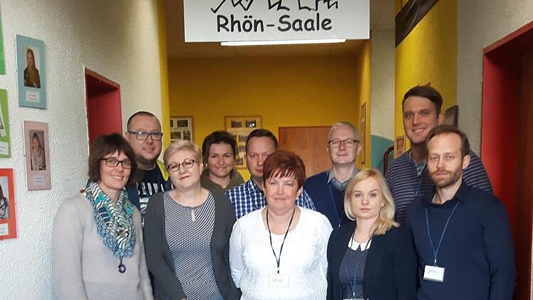 Polnische Lehrer besuchen die Montessori Schule Rhön Saale. Das Bild zeigt von links (vorne)  die Schulleiterin Montessorischule Janine Harnischfeger-Büchs und Schulleiterin der Gesamtschule Radowo, Eva Radowa und hinten rechts Michal Panfil (Pädagoge des Montessoriteams Sandberg).  Eva Pöpperl/ Montessorischule Rhön-Saale