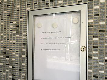 Seit einiger Zeit schon hängt dieses Schild im Eingangsbereich zur  Hausarztpraxis Dr. Staffeldt in Wallenfels. Foto: privat