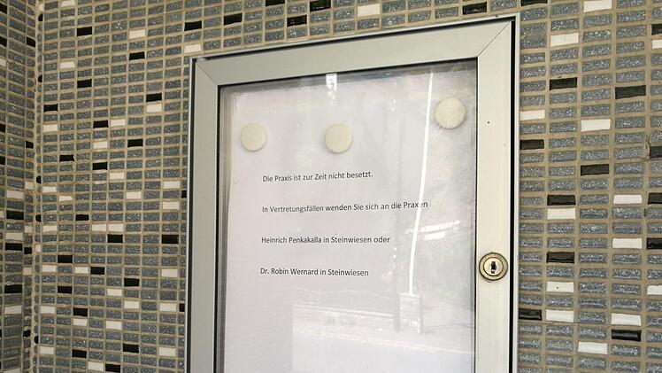 Seit einiger Zeit schon hängt dieses Schild im Eingangsbereich zur  Hausarztpraxis Dr. Staffeldt in Wallenfels. Foto: privat