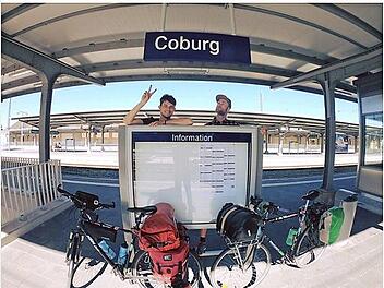 Bastian Heimberger (links) und Albert Liebermann sind wohlbehalten wieder am Bahnhof Coburg angekommen. Foto: privat