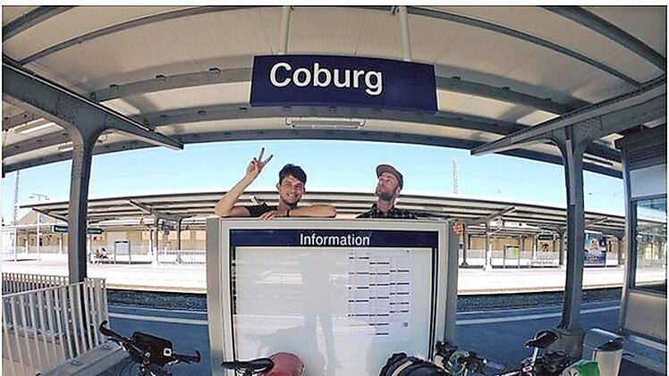Bastian Heimberger (links) und Albert Liebermann sind wohlbehalten wieder am Bahnhof Coburg angekommen. Foto: privat