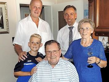 Bürgermeister Brehm und Landrat Tritthart (hinten von links) gratulierten Rita und Horst Reinhardt (hier mit Enkel).  Foto: Dieter Gropp