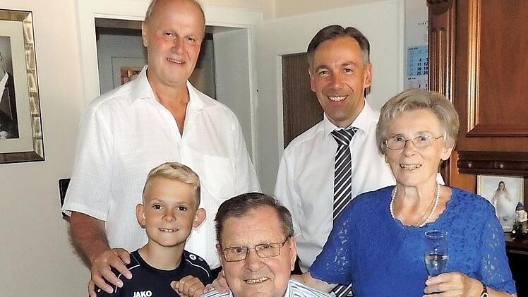 Bürgermeister Brehm und Landrat Tritthart (hinten von links) gratulierten Rita und Horst Reinhardt (hier mit Enkel).  Foto: Dieter Gropp