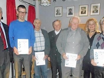 Ehrungen beim ATSV Gehülz (von links): Hans Simon, Michael Vogler, Gerhard Simon, Ehrenvorsitzender Lothar Biesenecker, Armin Barnickel, Nadja Stöcker (geschäftsführende Vorsitzende) und Adam Rauh, der die Ehrung für seine Tochter Susanne Nickel entgegennahm Foto: K.- H. Hofmann