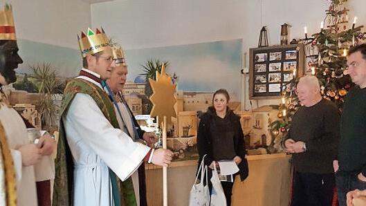 Pfarrer Florian Stark, Steffen Lipfert (mit Stern) und Martin Wild bei Familie Haas