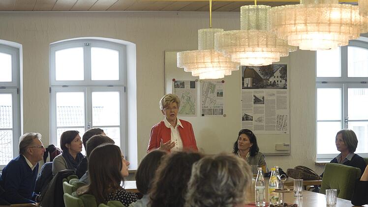 Bürgermeisterin Gabriele Weber stellte den Teilnehmern des Modellvorhabens Land(auf)Schwung die vielen Projekte in Teuschnitz vor, die alle zum Gesamtkonzept der Arnikastadt beitragen.Nicole Julien-Mann