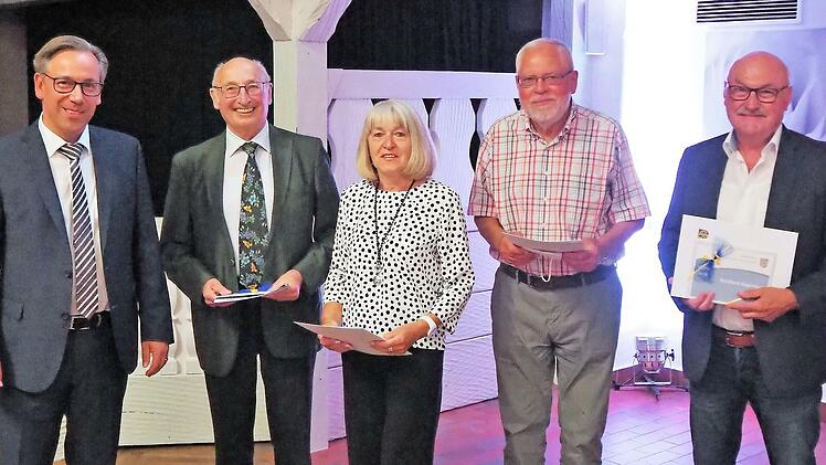 Landrat Alexander Tritthart verabschiedet Hans Lang, Friederike Schönbrunn, Konrad Eitel und Reinhard Nagengast aus dem Kreistag (v. l.).