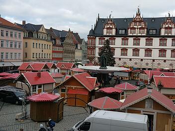 Die halbfertige Budenstadt auf dem Coburger Marktplatz (Foto vom Mittwoch) wird nun wohl wieder abgebaut. Foto: Simone Bastian