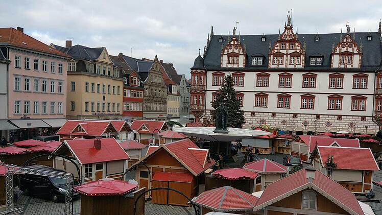 Die halbfertige Budenstadt auf dem Coburger Marktplatz (Foto vom Mittwoch) wird nun wohl wieder abgebaut. Foto: Simone Bastian