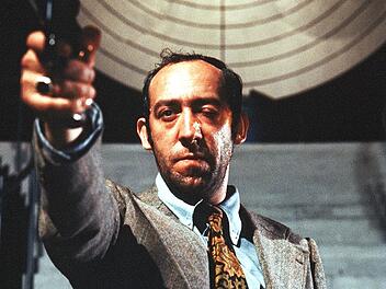 Wenige Jahre, bevor er der Komiker "Didi" wurde, sorgte Dieter Hallervorden als Chef der Verfolgerbande in Wolfgang Menges "Millionenspiel" f&uuml;r kalten Angstschwei&szlig;.