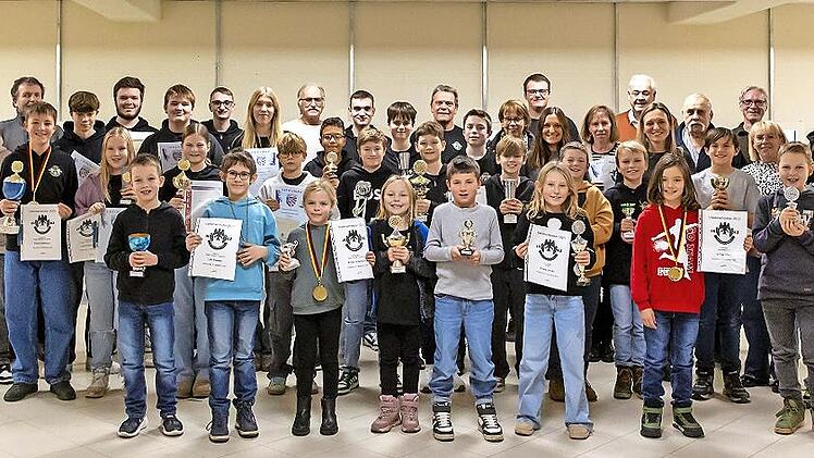 Unser Bild zeigt die Geehrten der Schützengilde Poppenroth.