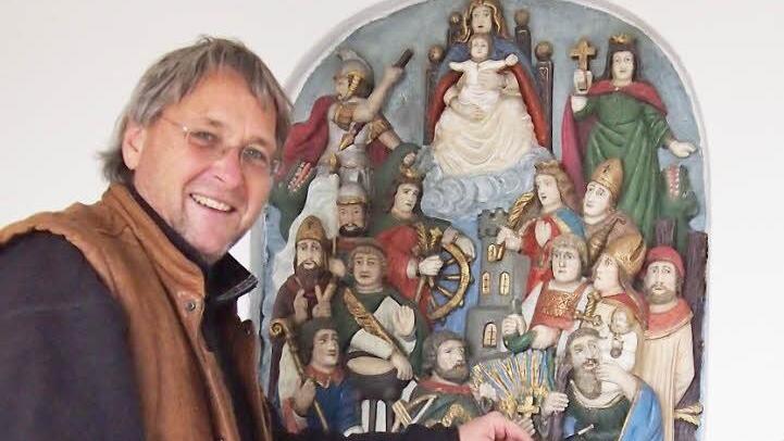 Restaurator Clemens Muth bei seiner Arbeit am Relief Foto: Elisabeth Assmann