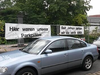 Stiller Protest: Inhaber von Parklizenzen am Alten Kanal ärgern sich, dass die Baustelle zu Lasten von Stellplätzen geht.  Fotos: privat