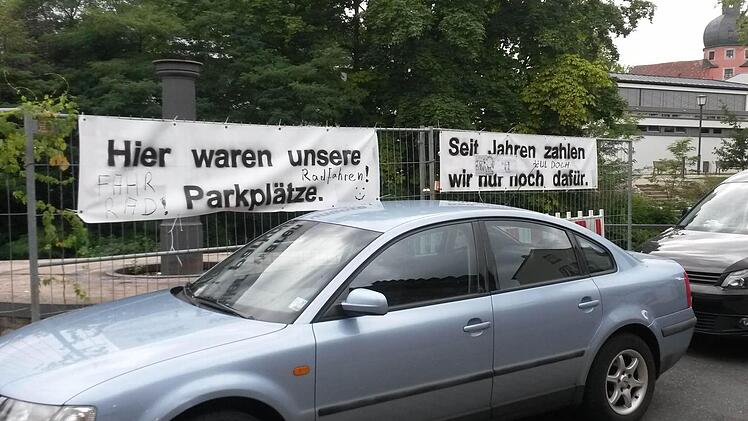 Stiller Protest: Inhaber von Parklizenzen am Alten Kanal ärgern sich, dass die Baustelle zu Lasten von Stellplätzen geht.  Fotos: privat