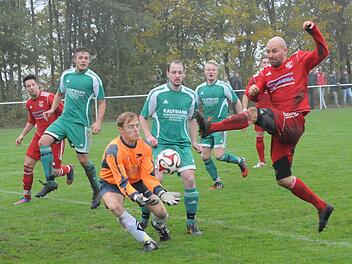 Nicht zu bezwingen: Bei den wenigen Rannunger Chancen war Frank Popp (links) zur Stelle. Hier packt sich der Ramsthaler Keeper das Spielgerät beim Schuss von David Schad. Foto: ssp