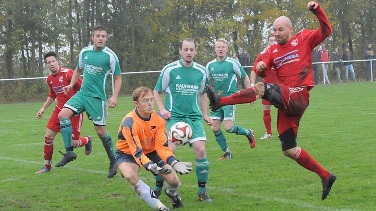 Nicht zu bezwingen: Bei den wenigen Rannunger Chancen war Frank Popp (links) zur Stelle. Hier packt sich der Ramsthaler Keeper das Spielgerät beim Schuss von David Schad. Foto: ssp