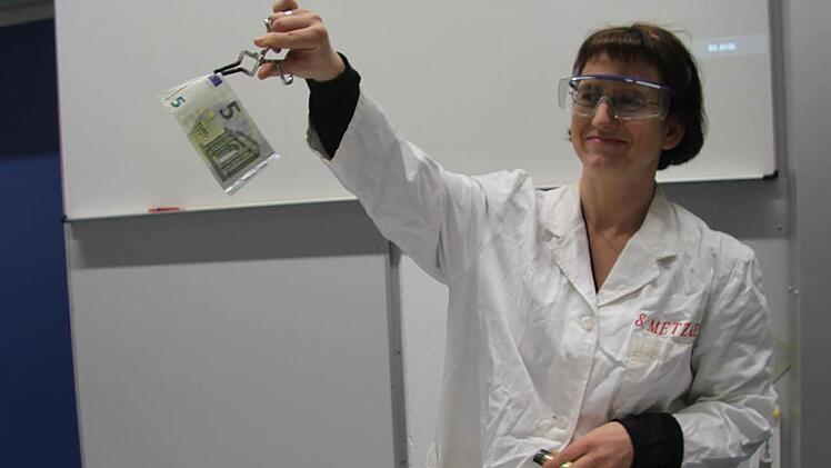 Versuch mit 5 Euro im Chemiesaal Foto: Sonja Adam