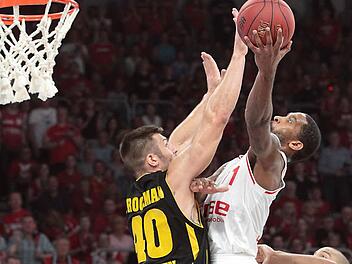 Ludwigsburgs Center John Brockmann (li.), der beste Rebounder der Bundesliga, stellt sich Brose-Baskets-Aufbauspieler Brad Wanamaker in den Weg. Foto: sportpress