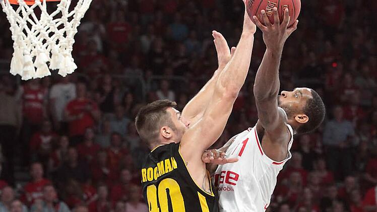 Ludwigsburgs Center John Brockmann (li.), der beste Rebounder der Bundesliga, stellt sich Brose-Baskets-Aufbauspieler Brad Wanamaker in den Weg. Foto: sportpress